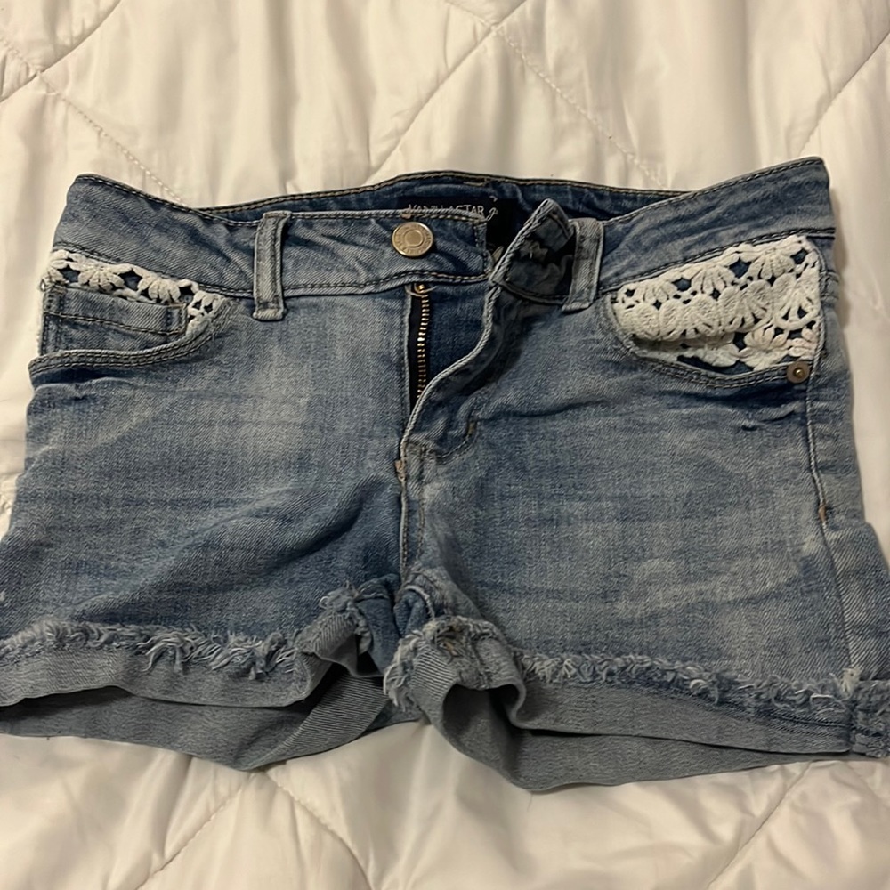 This is a cute pair of Jean shorts!